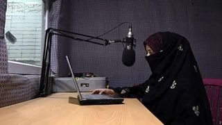 د خبریالانو مرکز: طالبانو د کندهار ولایت په ټولو راډیوګانو کې د ښځو پر غږ بندیز ولګاوه