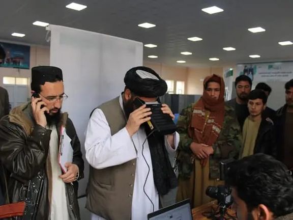 طالبان میگوید در یک ماه گذشته بیش از ۴۰۰ هزار تذکره الکترونیکی توزیع کرده است