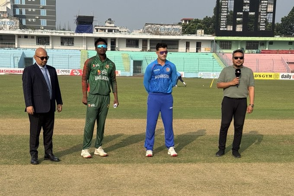 د افغانستان او بنګهدېش لوبه؛ افغان لوبډله لومړی توپوهنه کوي