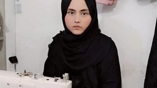 له خیاطۍ تر جلاوطنۍ؛ هغه نجلۍ چې د طالبانو له کبله یې پوهنتون نیمګړی پاتې شو