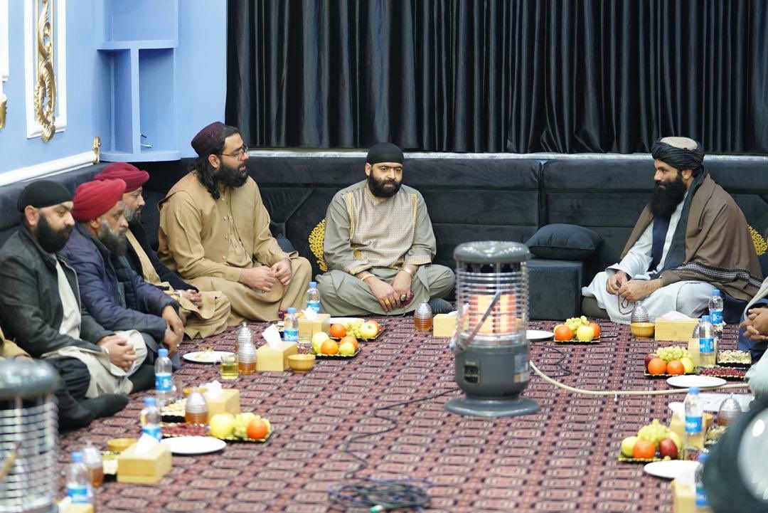 سراج الدین حقاني د افغانستان د هندوانو او سکانو له استازو سره وکتل