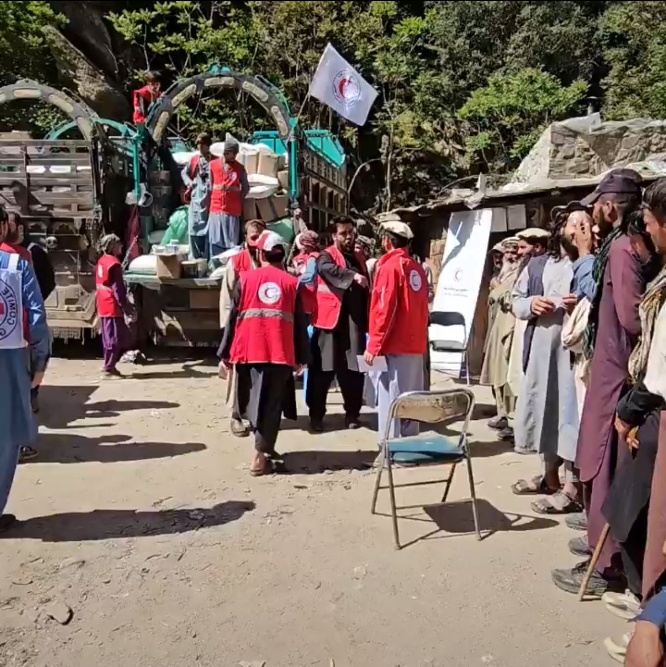 صلیب سرخ به ۱۷ هزار خانواده آسیبدیده از درگیری در نورستان کمکهای اضطراری فرستاد