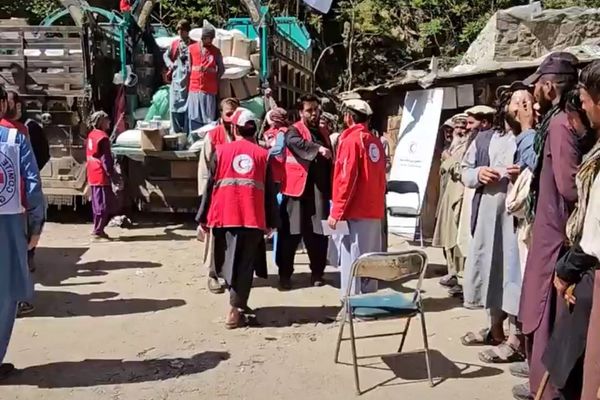 صلیب سرخ به ۱۷ هزار خانواده آسیبدیده از درگیری در نورستان کمکهای اضطراری فرستاد