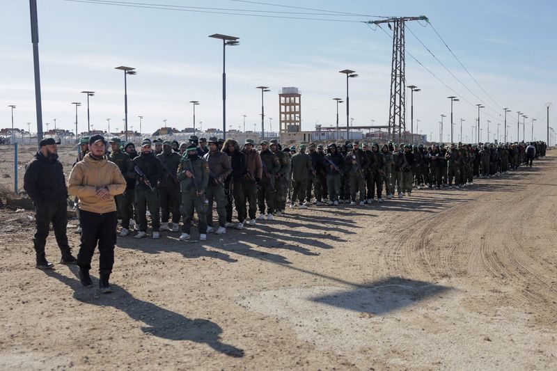 امریکا له سوریې څخه عراق ته د داعش بندیانو د لېږد ماموریت پیل کړ