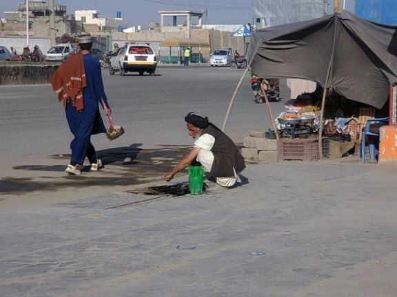 یو سپين ږیری سړی د سړک پر غاړه د اودس کولو پر مهال