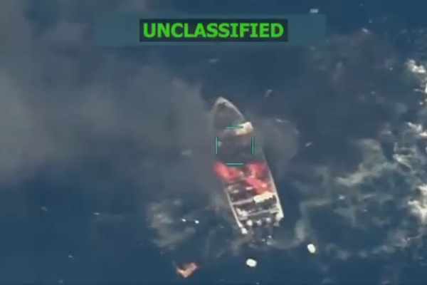 د امریکا پوځ په ارام سمندر کې پر یوې کښتۍ برید کړی چې له امله یې دوه کسه وژل شوي