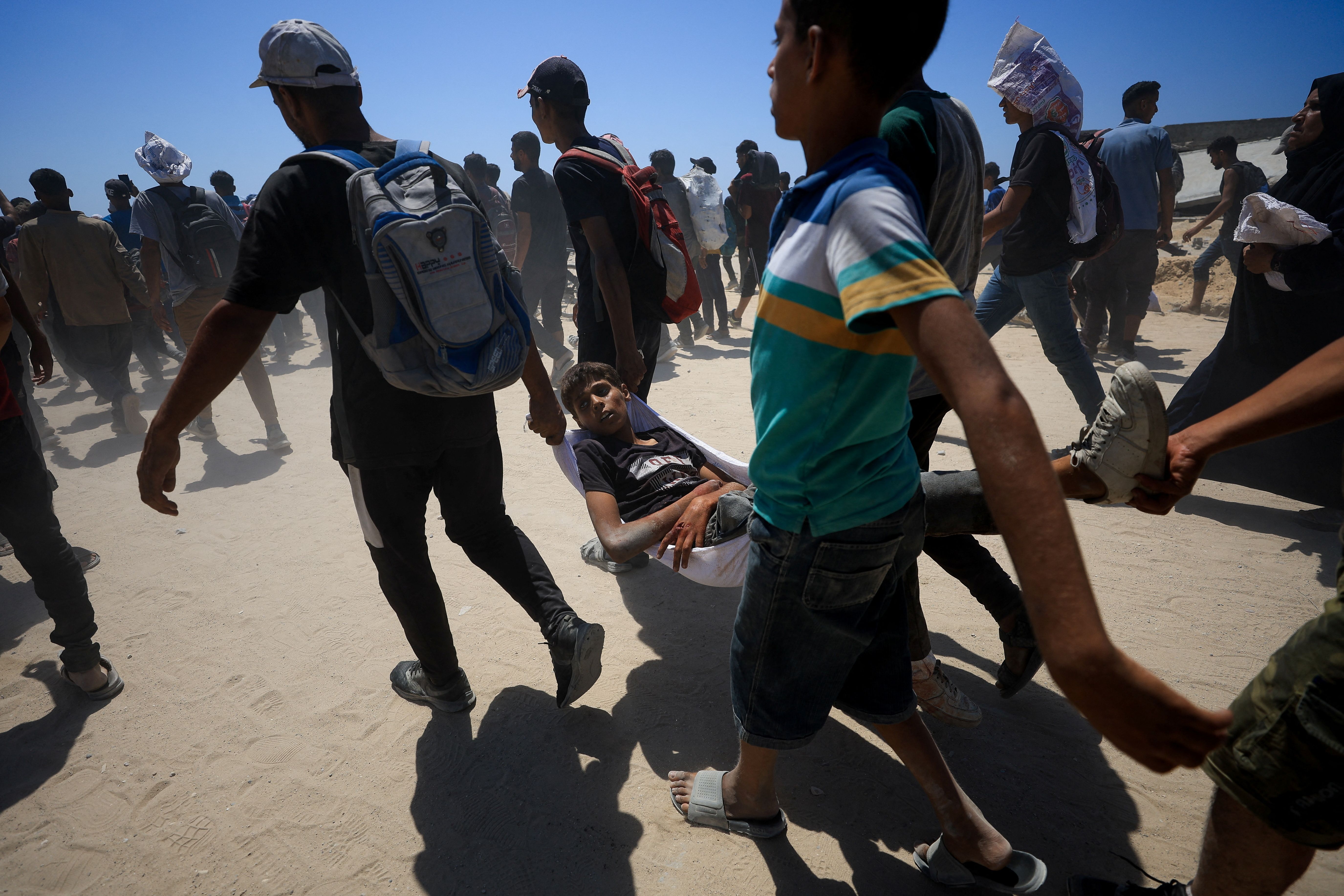  انتقال یک نوجوان زخمی که در جریان دریافت کمک‌های سازمان ملل براثر شلیک نیروهای اسرائیلی زخم برداشت