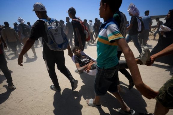 انتقال یک نوجوان زخمی که در جریان دریافت کمکهای سازمان ملل براثر شلیک نیروهای اسرائیلی زخم برداشت