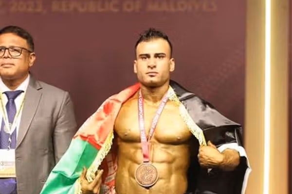 طالبانو د بدن جوړونې یو مډالګټونکی د ږیرې لنډولو له امله نیولی او بیا یې خوشې کړی