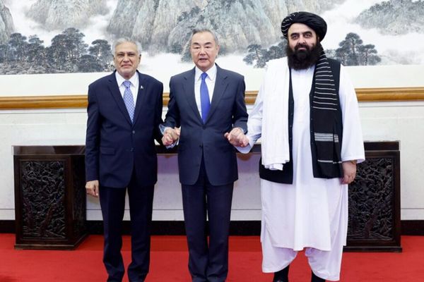 منځګړی چین؛ طالبان او پاکستان د سیمهییزې نږدې همکارۍ پر لور ګامونه اخلي