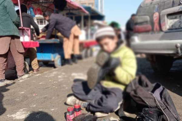 سازمان بینالمللی کار: خانوادههای افغان برای مقابله با فقر کودکان خود را به کار میفرستند