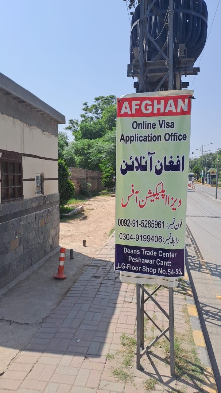 پیښور کې د طالبانو کونسل د ویزو فارمونو د خرڅلاو لپاره له کونسلګرۍ بهر دفتر پرانیستی