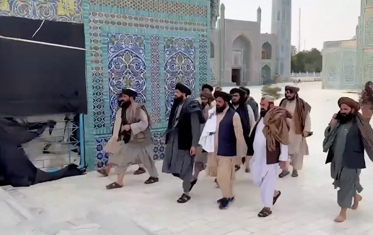 د طالبانو دفاع وزیر د امنیتي کمیسیون له ناستې وروسته د مزارشریف روضې ته ورغلی