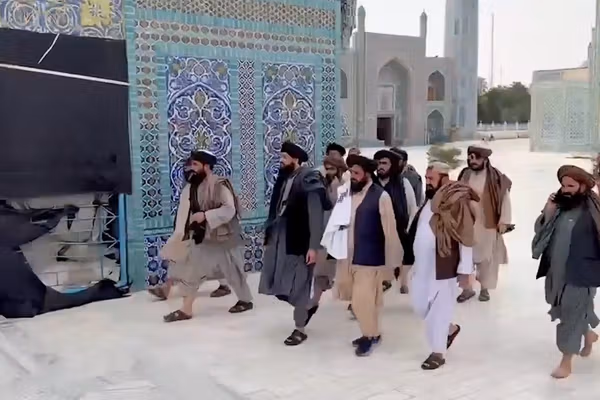 د طالبانو دفاع وزیر د امنیتي کمیسیون له ناستې وروسته د مزارشریف روضې ته ورغلی