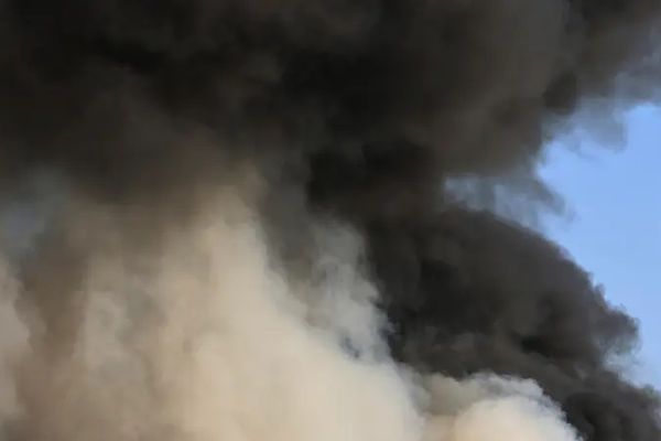 د کلېفورنیا د اور لوبې په ګودام کې له چاودنې وروسته د انسان پاتې شوني موندل شوي