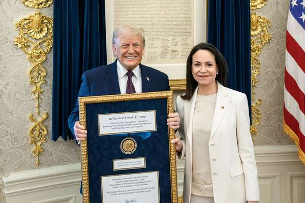 د وېنزوېلا د اپوزیسیون مشرې خپله د نوبل سولې جایزه ټرمپ ته ډالۍ کړه
