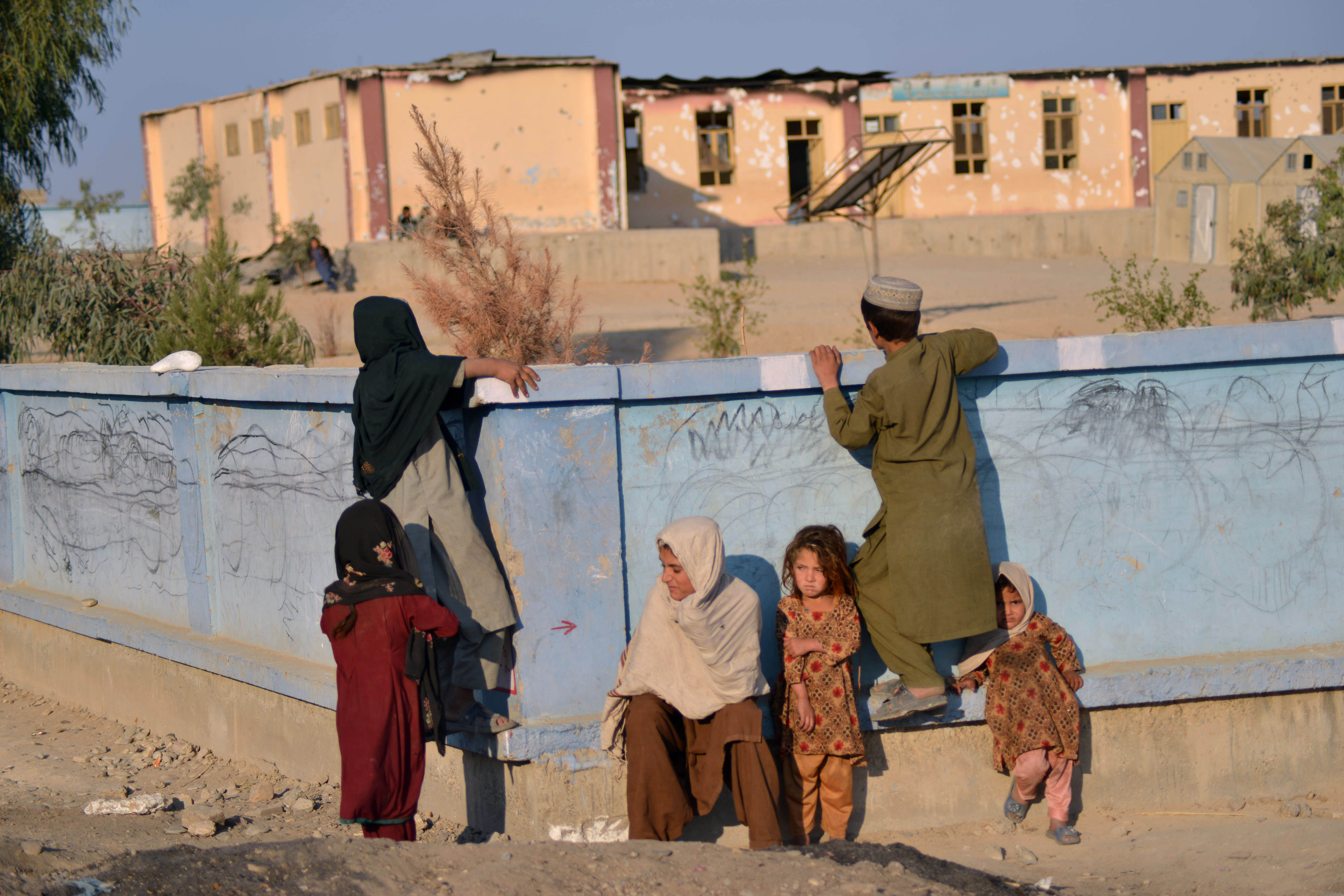 طالبان په کندهار کې هغه ښوونځي چې د جګړې پرمهال د دوی سنګرونه وو بيا ترمیم او جوړوي