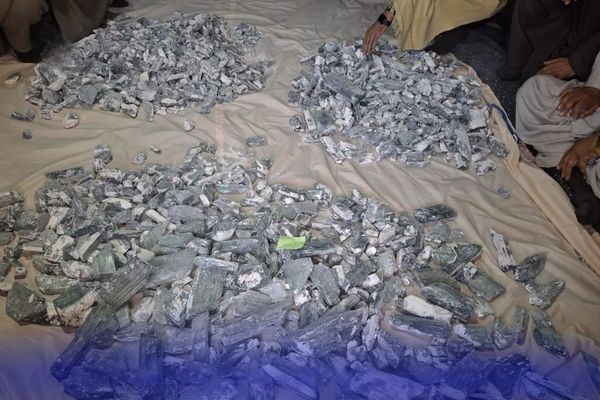 طالبانو د ۱۱۱ میلیونه افغانیو په ارزښت د نورستان ګران بیه او نیمه ګران بیه ډبرې پلورلي دي