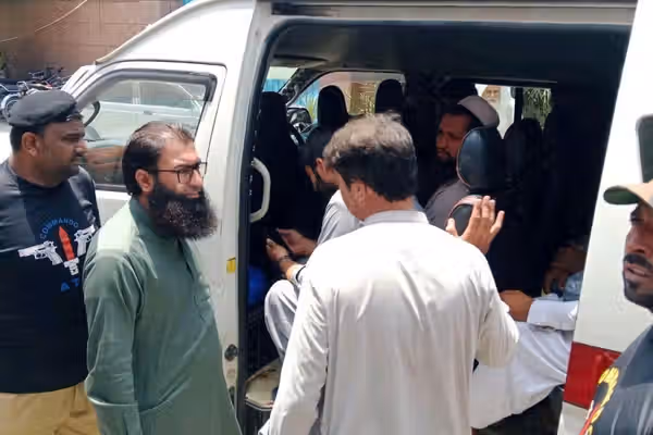 د ضربالاجل تر پای ته رسېدو وروسته؛ په چارسده کې تر ۱۰۰ ډېر افغان کډوال نیول شوي