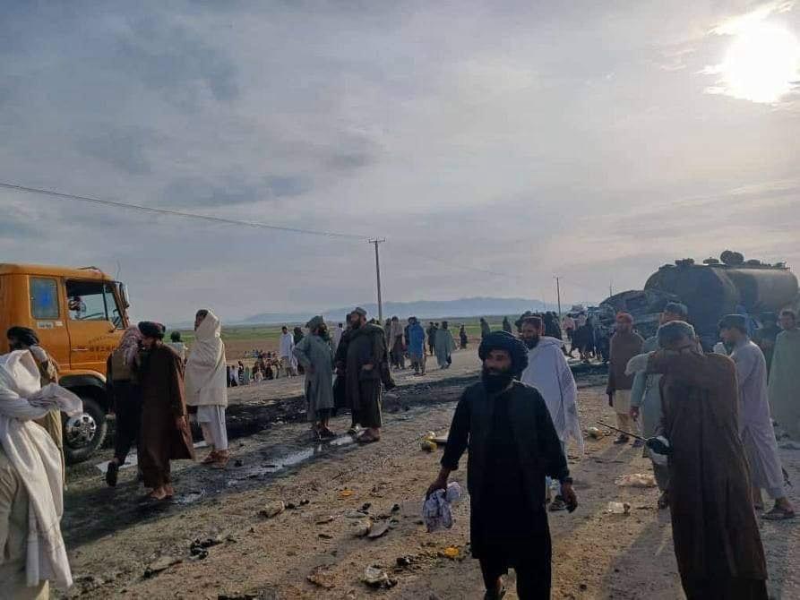 هلمند کې د یوه مساپر وړونکي بس او د تېلو ټانکر د ټکر له امله ۳۲ تنه مړه او ژوبل شوي دي