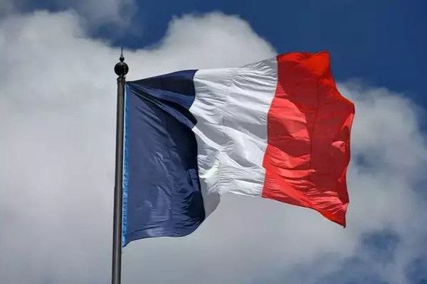 فرانسې افغانستان ته د ۴۲ ټنه خوراکي او طبي مرستو چوپه لېږلې ده