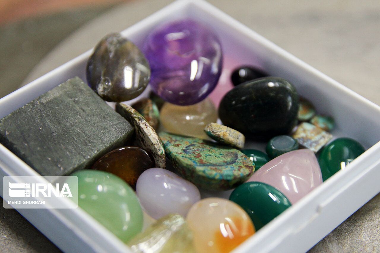 مقام ایرانی: سنگ‌های قیمتی افغانستان را به بازارهای جهانی صادر کنیم