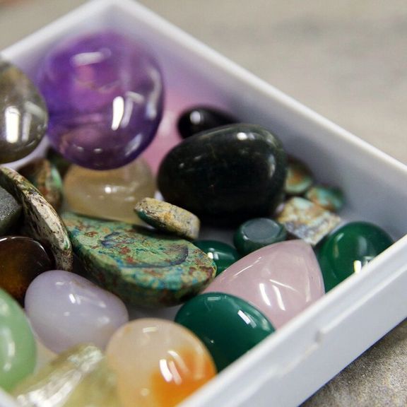 مقام ایرانی: سنگهای قیمتی افغانستان را به بازارهای جهانی صادر کنیم