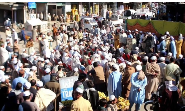 تجار وسائقون يتظاهرون للمطالبة بإعادة فتح معبر طورخم