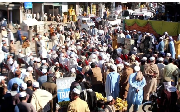 تجار وسائقون يتظاهرون للمطالبة بإعادة فتح معبر طورخم