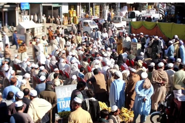 تجار وسائقون يتظاهرون للمطالبة بإعادة فتح معبر طورخم