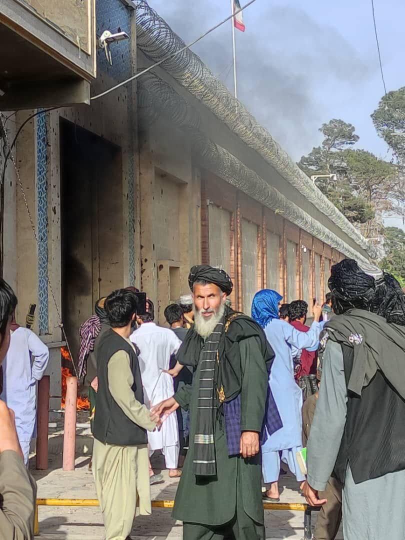 معترضان در هرات درب کنسولگری ایران را به آتش کشیدند