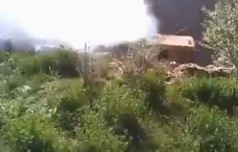 ستونی از دود از خانه‌ای در پنجشیر بلند است. 