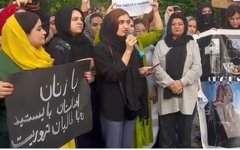 دهها تن از زنان افغان در اسلامآباد علیه طالبان اعتراض کردند