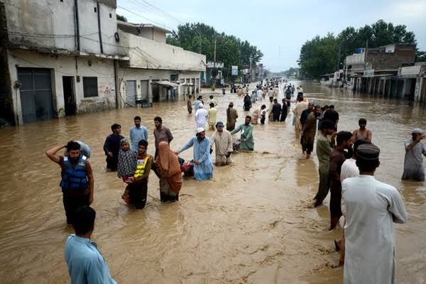 اسحاق ډار: ټول پاکستان باید د پښتونخوا او نورو ایالتونو د سېلاب ځپلو کورنیو سره مرستې وکړي