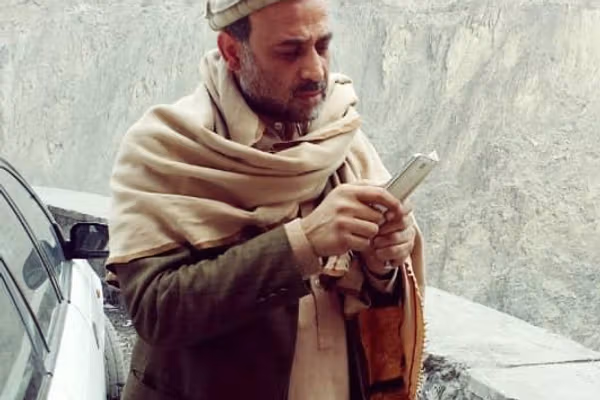 په جلال اباد کې یوې کورنۍ د طالبانو ادعا رد کړه؛ د کورنۍ غړی مو غل نه و او دوی په ډزو وژلی