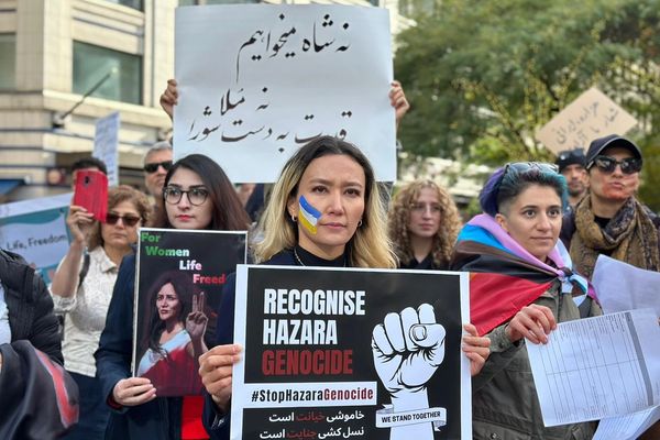 برخی از شهروندان افغانستان-ایران به کشتار هزارهها و قتل مهسا امینی در امریکا اعتراض کردند