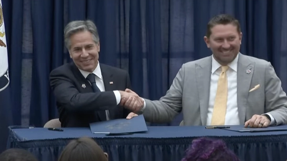 وزارت خارجه امریکا برای انتقال افغانهای بیشتر به امریکا با گروههای مدنی همکاری میکند