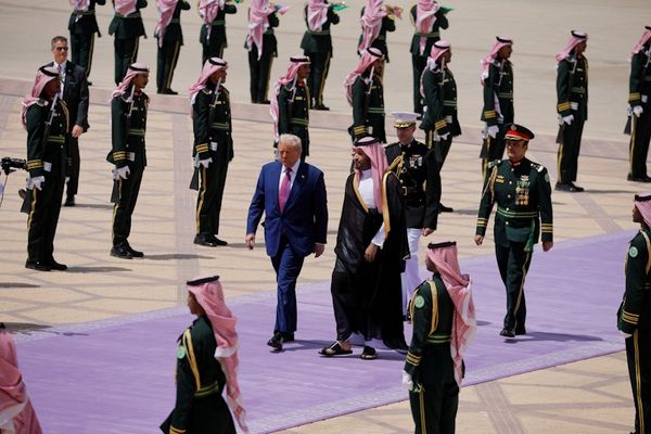ریاض ته د ټرمپ سفر؛ ټرمپ، بن سلمان او ماسک لنډې خبرې اترې سره کړي
