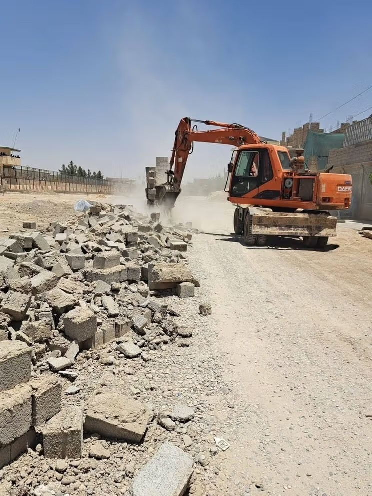طالبان تهدم أسواراً أقامها وزير اتصالات الحركة لإحاطة أراضي مستولى عليها في هلمند