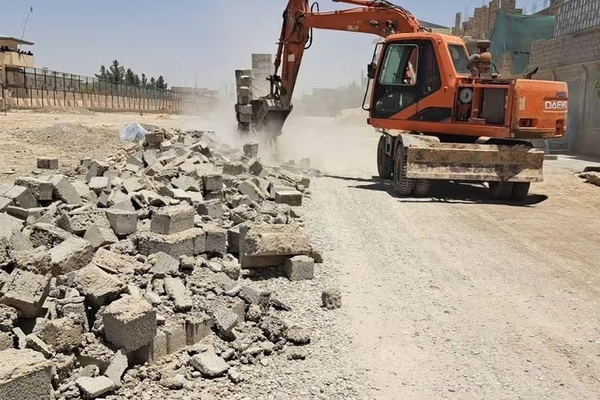 طالبان تهدم أسواراً أقامها وزير اتصالات الحركة لإحاطة أراضي مستولى عليها في هلمند