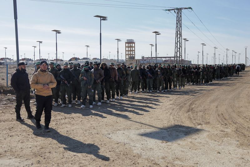 عراق وايي له سوریې لېږدول شوي داعش بندیان به محاکمه کړي