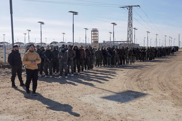 عراق وايي له سوریې لېږدول شوي داعش بندیان به محاکمه کړي