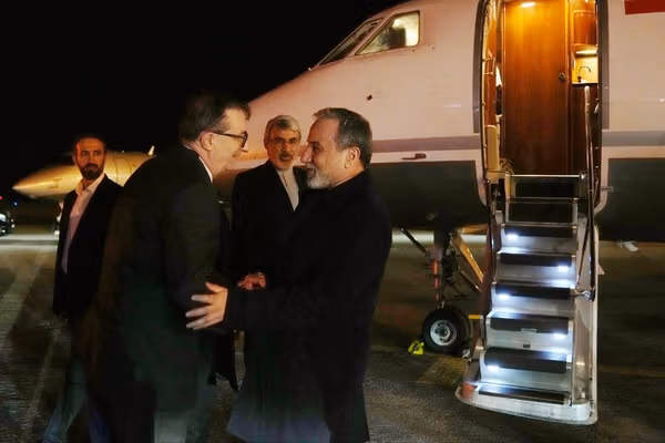 عراقچي له امریکايي لوري سره د اټومي خبرو اترو د درېیم پړاو لپاره سویس ته ورسېد