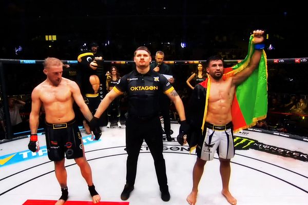 ظفر محسن، ورزشکار مبارزههای آزاد افغانستان حریف خود را در مسابقات اوکتاگون شکست داد