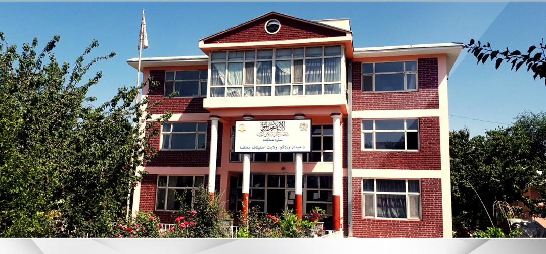 طالبانو په میدان وردګ ولایت کې یو کس د خلکو د سترګو په وړاندې په دورو وهلی