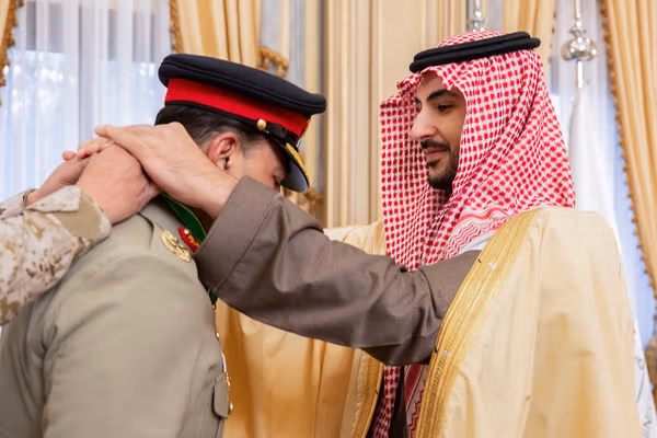 وزیر دفاع عربستان سعودی نشان عالی 'ملک عبدالعزیز' را به فرمانده ارتش پاکستان داد