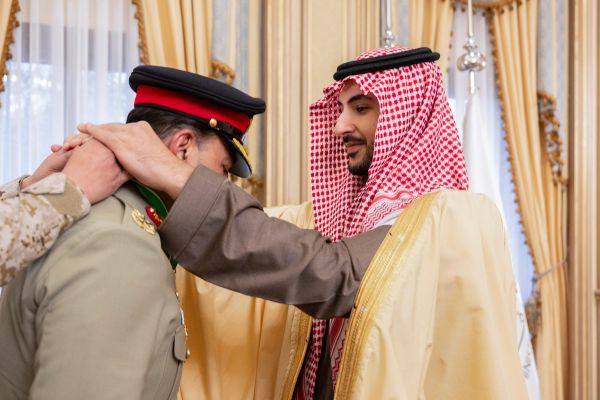 د سعودي دفاع وزیر د پاکستان د پوځ مشر ته د پاچا عبدالعزیز د ممتاز درجې مډال ورکړ