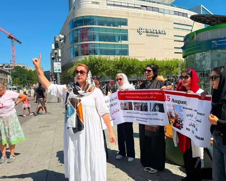 متظاهرون أفغان في ألمانيا يدعون المجتمع الدولي إلى اتخاذ موقف أكثر حزماً تجاه طالبان