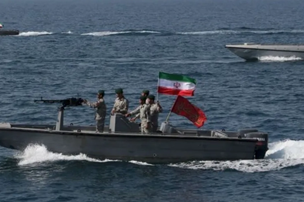 رویټرز: د سمندري کلابندۍ د ختمولو او د ایراني بېړۍ ازادولو لپاره د پاکستان هڅې ناکامې شوې