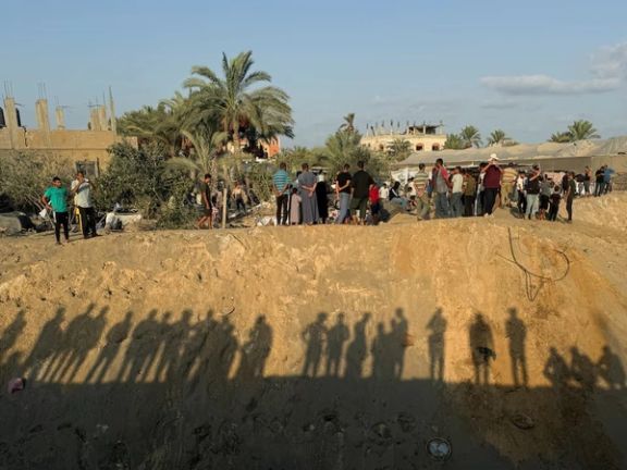 ساکنان محل گفتند که این موشکها حفرههای به عمق هفت تا نه متر ایجاد کردهاند